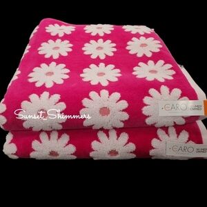2 Piece Bright PINK & WHITE DAISY FLOWER Bath Towel Set  Caro Home NEW